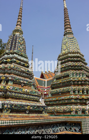 Wat Arun ("Tempio di Dawn') è un tempio buddista a Bangkok, in Tailandia in Thonburi riva occidentale del Fiume Chao Phraya. Foto Stock