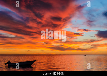 Tramonto sull'Oceano Indiano, Ifaty, Madagascar Foto Stock