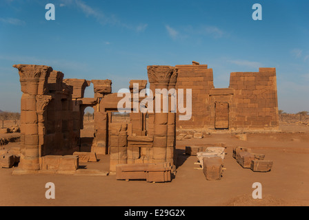 Il cosiddetto chiosco Romano (probabilmente Hathor cappella) e Tempio Apademak (Lion Gate), Naqa, Sudan settentrionale Foto Stock