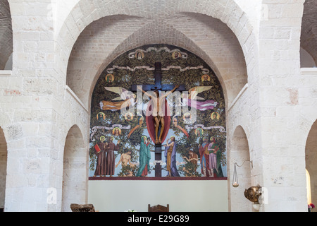 Patrimonio Italiano: Interno della chiesa trulli, Alberobello, Puglia, Italia meridionale, con la pittura tradizionale della scena della crocifissione Foto Stock