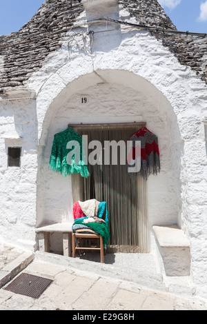 Ingresso di casa, portico e la porta, nel tradizionale dal tetto conico imbiancato trulli edificio, Alberobello, Puglia, Italia Foto Stock