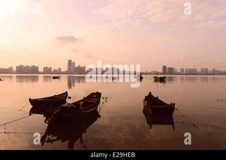 Qingdao, Cina Shandong. 17 Giugno, 2014. Le barche sono ormeggiate presso la baia di Tangdao, una spiaggia parco nella città di Qingdao, Cina orientale della provincia di Shandong, 17 giugno 2014. Credito: Yu Fangping/Xinhua/Alamy Live News Foto Stock