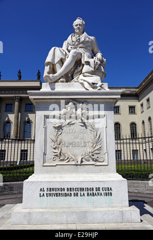 Statua di Alexander von Humboldt di fronte all'Università Humboldt di Berlino, Germania Foto Stock