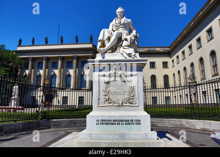 Statua di Alexander von Humboldt di fronte all'Università Humboldt di Berlino, Germania Foto Stock