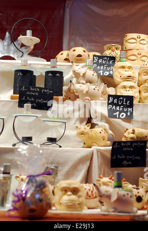 Articoli fatti a mano per la vendita in un Colmar mercatino di Natale in stallo, Alsazia, Francia Foto Stock