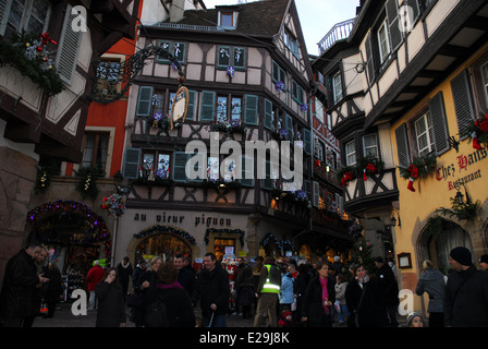 Affollato di vecchia città di Colmar durante le feste di Natale, Alsazia, Francia Foto Stock