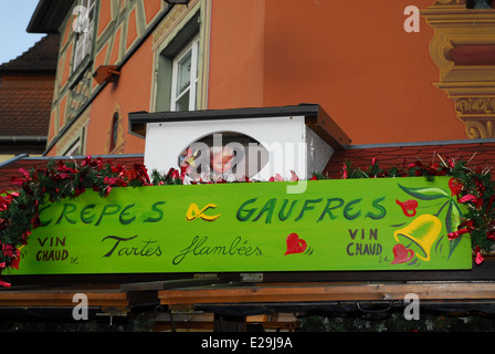 Banner di un mercato di Natale bancarella vendendo i pancakes e waffles, tra le altre cose Foto Stock