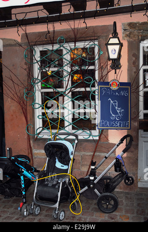 Parcheggio per bambini piccoli (" bébés " passeggini al di fuori di un ristorante a Colmar, Alsazia, Francia Foto Stock