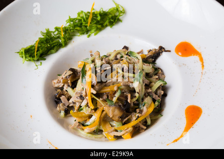 Insalata in una piastra bianca Foto Stock
