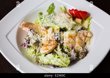 Insalata in una piastra bianca Foto Stock