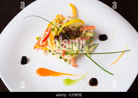 Insalata in una piastra bianca Foto Stock