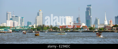 Vista panoramica di Bangkok downtown dal fiume Chao Phraya Foto Stock