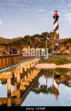 Sant'Agostino Lighthouse riflettendo sulla baia durante la mattina presto in Sant'Agostino in Florida. Foto Stock