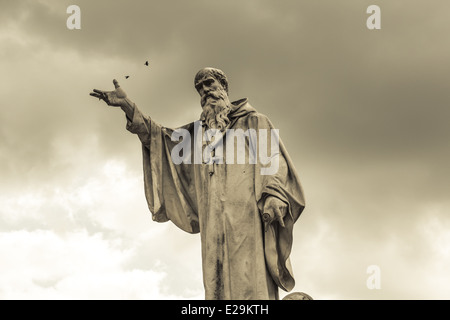 La statua di San Benedetto da Norcia, in un cloudly giorno di giugno Foto Stock