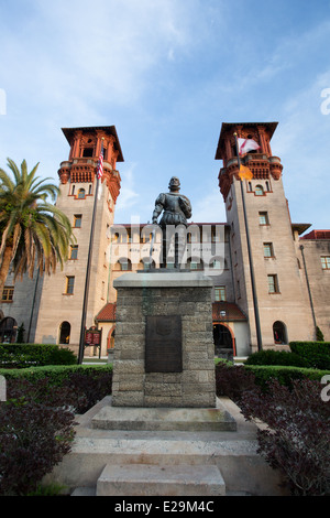 Pedro Menéndez de Avilés statua di fronte al Museo Lightner ex Alcazar Hotel in Sant'Agostino in Florida. Foto Stock