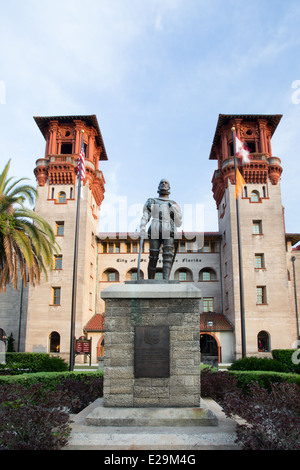 Pedro Menéndez de Avilés statua di fronte al Museo Lightner ex Alcazar Hotel in Sant'Agostino in Florida. Foto Stock