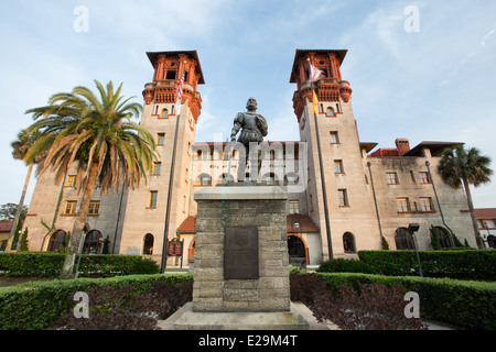 Pedro Menéndez de Avilés statua di fronte al Museo Lightner ex Alcazar Hotel in Sant'Agostino in Florida. Foto Stock