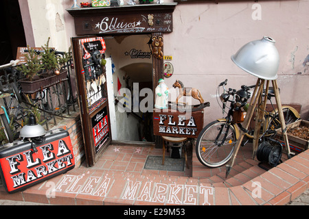 Mercato delle pulci shop ingresso con un vecchio stile merci esposte in Vilnius città vecchia, Lituania Foto Stock