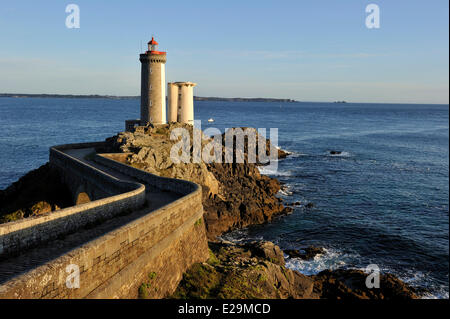 Francia, Finisterre, Iroise Mare, Goulet de Brest, Plouzane, Pointe du Petit Minou, Petit Minou faro Foto Stock