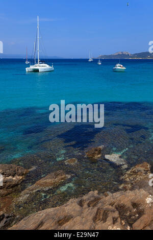 Francia, Var, Iles de Hyeres, Ile de Porquerolles, barca a vela al di ancoraggio in acque turchesi della Plage d'Argent Foto Stock