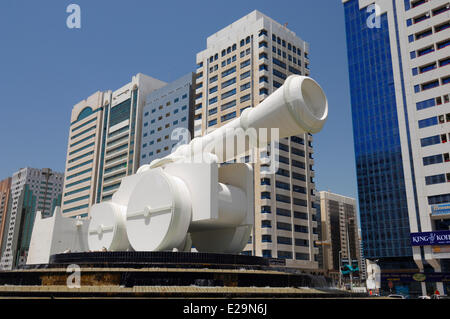 Emirati Arabi Uniti Abu Dhabi emirato, citta' di Abu Dhabi, fantasioso fontane a forma di cannone in Piazza Ittihad Foto Stock