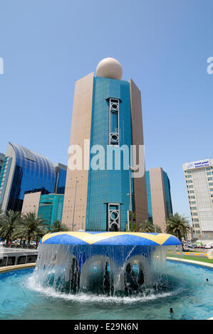 Emirati Arabi Uniti Abu Dhabi emirato, citta' di Abu Dhabi, fantasioso fontane in Piazza Ittihad con l'Etisalat Tower in Foto Stock