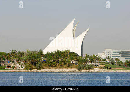 Emirati Arabi Uniti Dubai emirato, Dubai, Dubai Creek braccio di vedere con la vela di edifici di forma del Dubai Creek Golf e Foto Stock