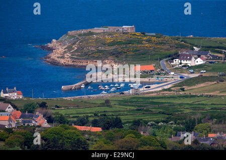 Francia, Manche, Cotentin, Fermanville, cappuccio Levi, il villaggio e la sua marina (vista aerea) Foto Stock