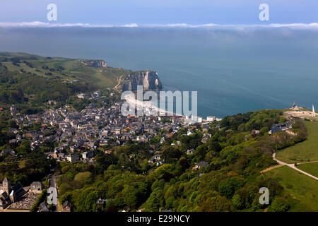 Francia, Seine Maritime, Pays de caux, Cote d'alabastro, Etretat, Etretat scogliere (vista aerea) Foto Stock