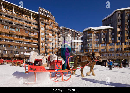 Francia, Haute Savoie, Avoriaz, vietato ai veicoli, slitta consentendo si muove Foto Stock