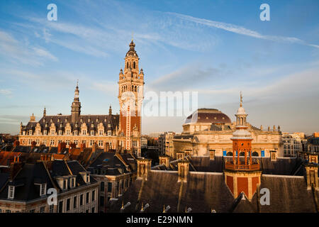 Francia, Nord, Lille, la Camera di commercio e la torre campanaria Foto Stock