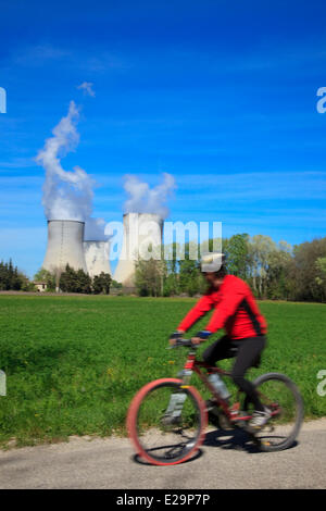 Francia, Ardeche (07), la torre di raffreddamento della centrale nucleare EDF Cruas Meysse vicino a Montelimar, mountain bike Foto Stock