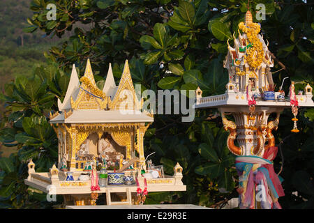 Thailandia Phuket Provincia, Phuket, la spiaggia di Karon, un altare buddista Foto Stock