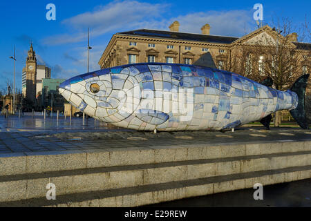 Regno Unito e Irlanda del Nord, Belfast, il lungomare sul fiume Lagan, il grande pesce da John benevolenza su Donegall Foto Stock