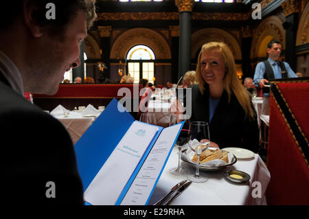 Regno Unito e Irlanda del Nord, Belfast, il ristorante del Merchant Hotel nella grande sala di un ex banca, sapori di Foto Stock