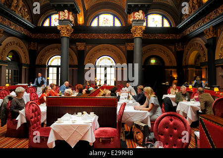 Regno Unito e Irlanda del Nord, Belfast, il ristorante del Merchant Hotel nella grande sala di un ex banca Foto Stock