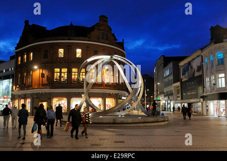 Regno Unito e Irlanda del Nord, Belfast, la scultura spirito di Belfast da Dan George in Arthur Square e Cornmarket Foto Stock