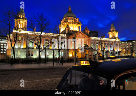 Regno Unito e Irlanda del Nord, Belfast, nero taxi di fronte al Municipio il Donegall square Foto Stock