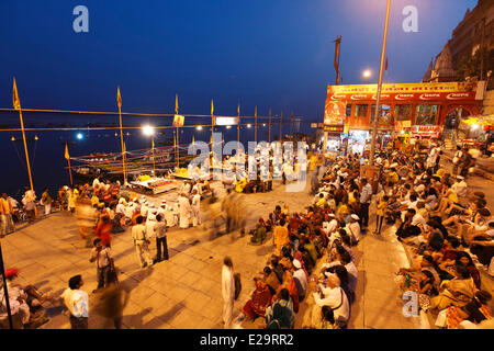 India, nello Stato di Uttar Pradesh, Varanasi, Dasaswamedh Ghat alla sera Foto Stock