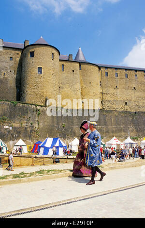 Francia, Ardenne, berlina, festa medievale,re e regina sfilando davanti al Castello di Sedan Foto Stock