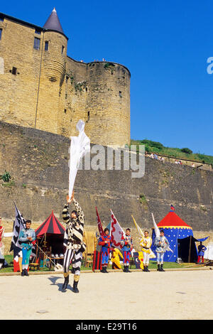 Francia, Ardenne, berlina, festa medievale,spettacolo di giocoleria con bandiere Foto Stock