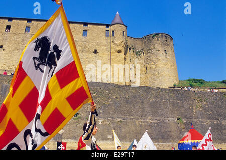 Francia, Ardenne, berlina, festa medievale,spettacolo di giocoleria con bandiere Foto Stock