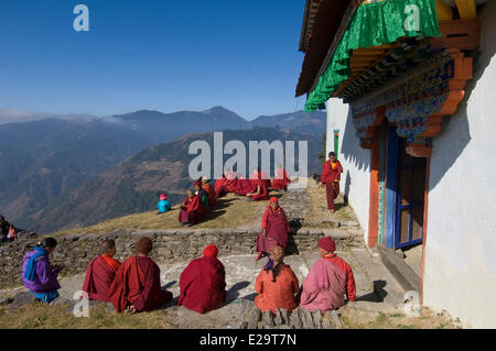 Il Nepal, zona di Sagarmatha, Solu Khumbu distretto, Chiwong Monastero, sherpa festival di Mani Rimdu, i monaci a prendere il sole all'ingresso Foto Stock