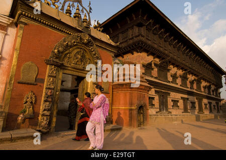 Il Nepal, Valle di Kathmandu, elencati di patrimonio mondiale dall UNESCO, Bhaktapur o Bhadgaon, antica città reale, il Golden Gate Foto Stock