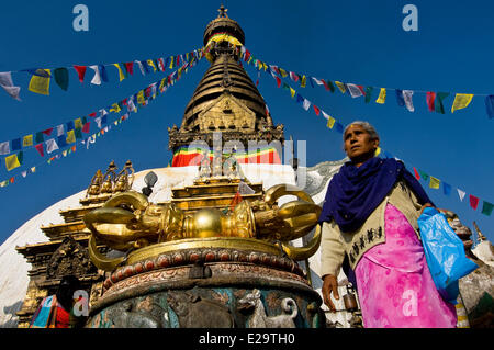 Il Nepal, Valle di Kathmandu, elencati di patrimonio mondiale dall UNESCO, Kathmandu, tempio buddista di Swayambunath, il grande stupa, con Foto Stock