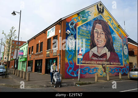 Regno Unito e Irlanda del Nord, Belfast, repubblicani murales nel Falls area, scioperante della fame di Bobby Sands su un murale Foto Stock