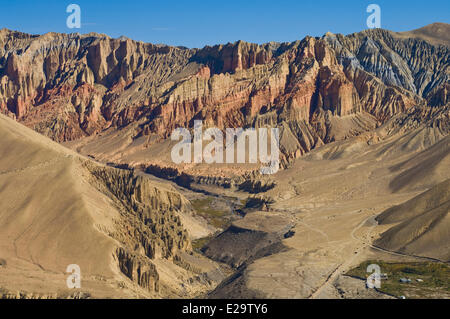 Il Nepal, zona di Dhawalagiri, Mustang distretto (ex regno di Lo), Tramar, scogliere viola Foto Stock