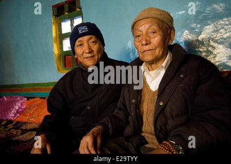 Il Nepal, zona di Dhawalagiri, Mustang distretto (ex regno di Lo), Lo Manthang, l'ultimo rajah Jigme Palbar Bista (a destra), Foto Stock