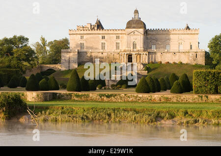 Francia, Gironde, Vayres, il giardino e il castello di Vayres al tramonto del sole e il mattino di nebbie sul fiume Dordogne Foto Stock