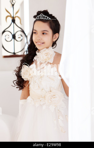 Ritratto di graziosa bambina chic abito bianco Foto Stock